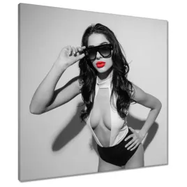obrazy-60x60-czerwone-usta-pani-w-okularach