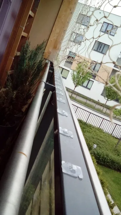 zaczepy-do-siatka-na-balkon-dla-kota-80-szt-klej-do-kazdego-rodz-siatek