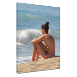 obrazy-50x70-opalanie-topless-na-plazy