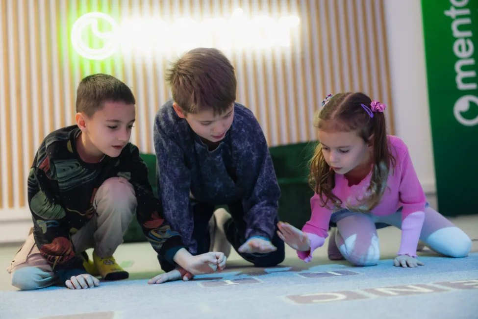 podloga-interaktywna-smartfloor-standard-mobile-ze-statywem
