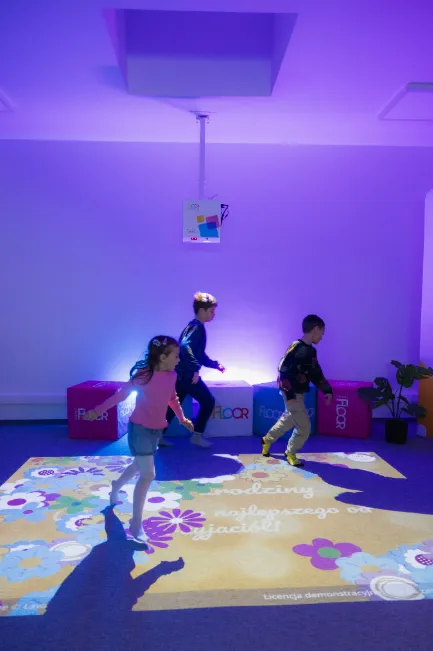 podloga-interaktywna-smartfloor-standard-mobile-ze-statywem