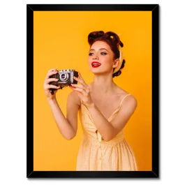 plakaty-w-ramie-30x40-panna-z-retro-aparatem