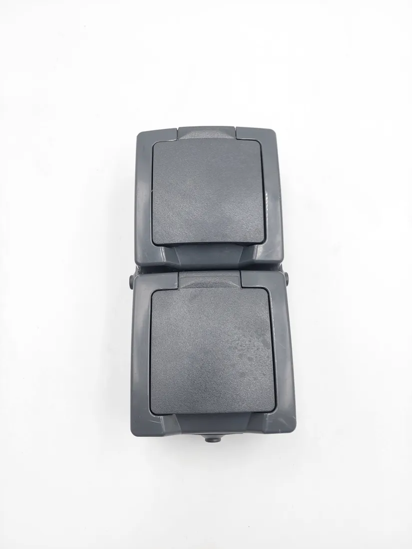 gniazdo-elektryczne-scienne-kopp-czarny