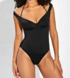 stroj-kapielowy-z-fiszbinami-i-odkrytymi-ramionami