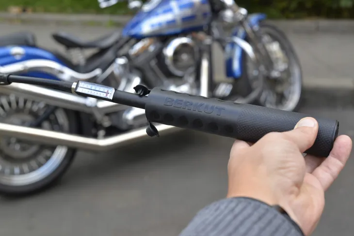 kompresor-motocyklowy-berkut-mt-1000-8bar-12v-waga-z-opakowaniem-1-kg-stan-nowy