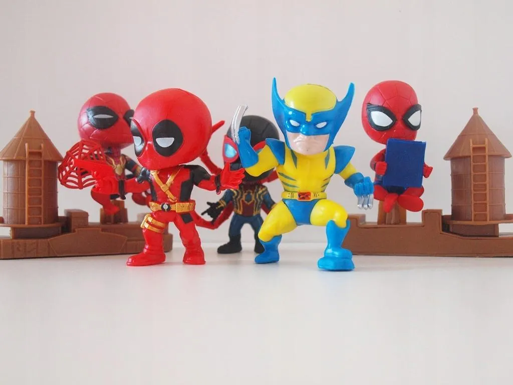figurki-deadpool-wolverine-spider-man-akcesoria