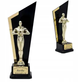 statuetka-na-dzien-chlopaka-prezent-dla-kolegi-z-klasy-chlopaka