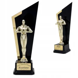 statuetka-na-dzien-chlopaka-prezent-dla-kolegi-z-klasy-grawer-z-imieniem