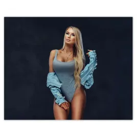plakaty-50x40-ponetna-blondynka-w-jeansowej-kurtce