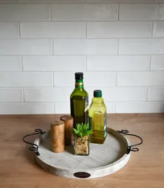 taca-dekoracyjna-z-imitacji-drewna-z-metalowymi-raczkami-sr-35-cm