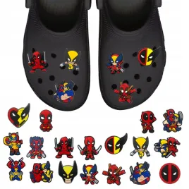 przypinki-do-crocs-deadpool-wolverine-do-butow-telefonu-torby-zestaw-18-szt