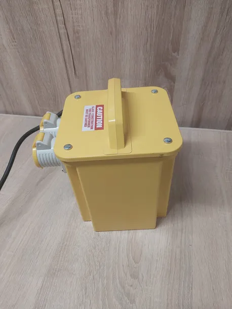 transformator-3kva-defender-e203010-230-na-110v-3kv-3000w-producent-defender