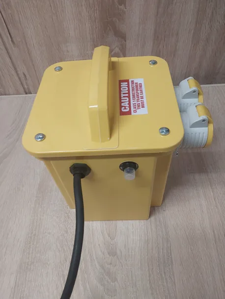 transformator-3kva-defender-e203010-230-na-110v-3kv-3000w-certyfikat-brak-certyfikatu
