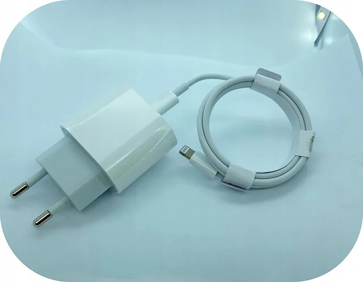 ladowarka-sieciowa-kabel-usb-c-lightning-iphone-waga-z-opakowaniem-0-1-kg