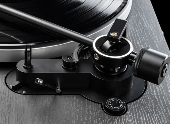 gramofon-dual-cs-529-czarny-wysokosc-produktu-14-5-cm