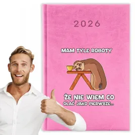 kalendarz-2026-a5-rozowy-planer-niedziele-swieta-pdm-smieszne-napisy-03