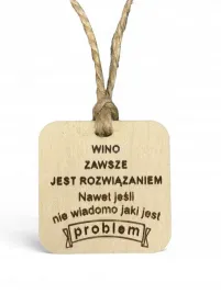 grawerowana-zawieszka-na-butelke-wina-wino-zawsze-jest-rozwiazaniem