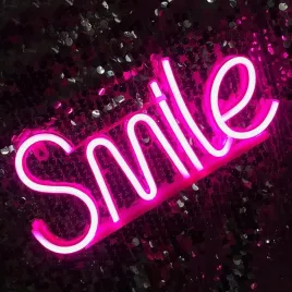 neon-led-usb-baterie-lampka-na-sciane-smile-rozowy