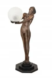 stojaca-lampa-art-deco-kobieta-z-kula-figura-rzezba-z-brazu-lampka-klosz
