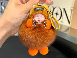 breloczek-do-kluczy-zawieszka-laleczka-brazowy-pompon