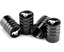 metalowe-nakretki-na-wentyle-kapturki-czarne-z-logo-ford-mustang-stylowe