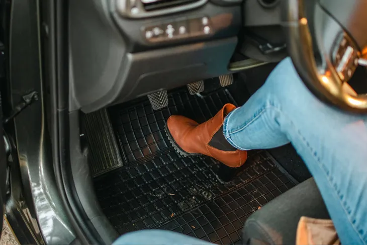 dywanik-gumowy-kierowcy-opel-combo-e-18-stan-nowy-liczba-elementow-1