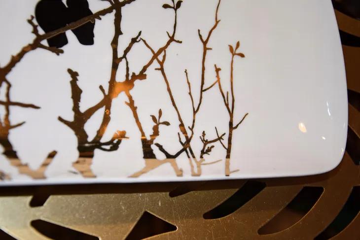 patera-ceramiczna-kolor-bialy-odcienie-zoltego-i-zlota