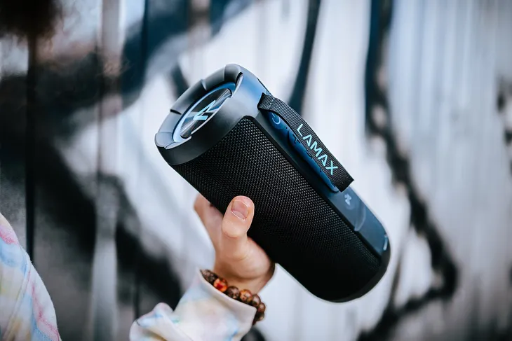 glosnik-bluetooth-lamax-soundjam1-funkcje-odpornosc-na-zachlapanie-odtwarzanie-plikow-audio
