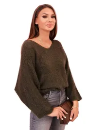 khaki-sweter-damski-z-moheru-o-luznym-kroju-i-dekolcie-w-serek