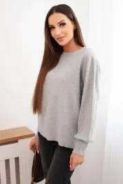 sweter-damski-wiskozowy-z-dlugim-rekawem-i-rozcieciem-po-bokach-szary