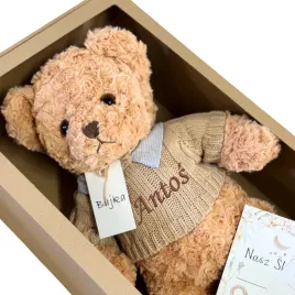 mis-z-haftem-imienia-dziecka-personalizowana-zabawka-prezent-w-kartoniku