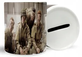 skarbonka-ceramiczna-kompania-braci-seriale-na-prezent-super-grafiki