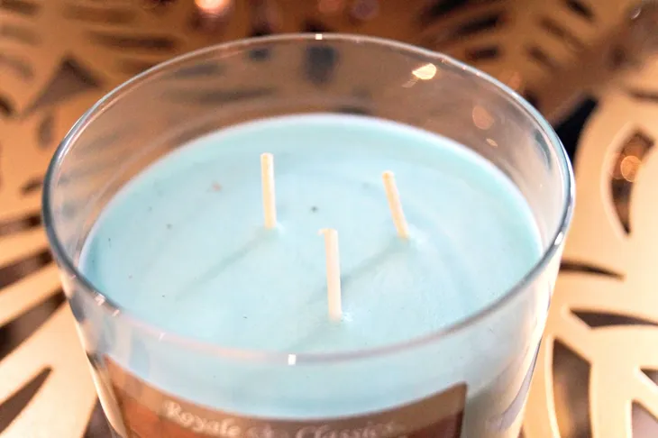 swieca-royale-3-knoty-ocean-side-marka-candle-lite
