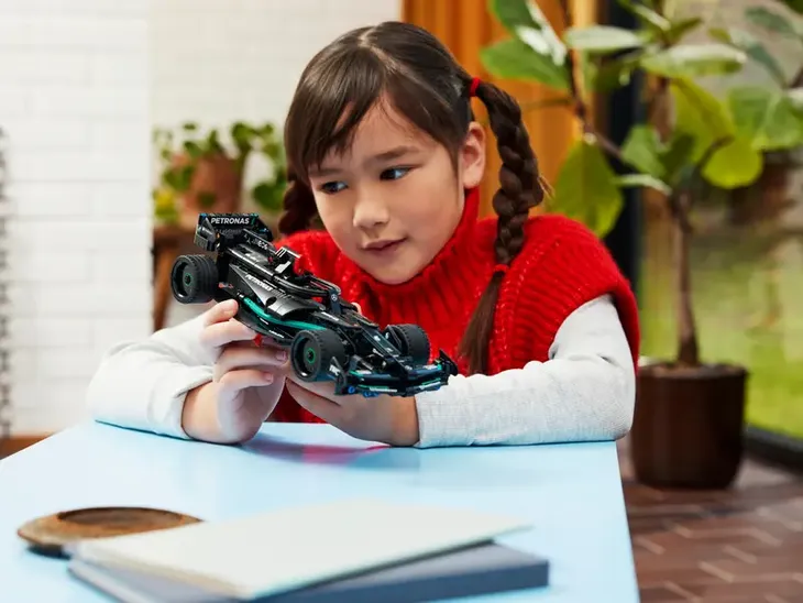 lego-technic-42165-mercedes-amg-f1-w14-e-performance-pull-back-material-plastik