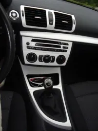 bmw-1-e87-dekory-kokpitu-okleiny-na-deske-carbon-panele-3d-folia-decor-alu