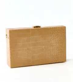 bezowa-torebka-typu-kuferek-na-lancuszku-dratche