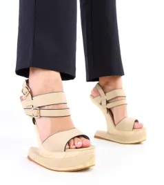 bezowe-sandaly-na-futurystycznym-obcasie-lansi