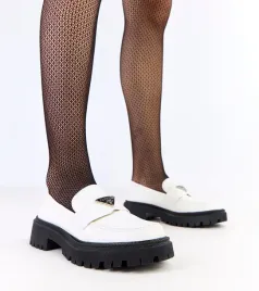 biale-mokasyny-damskie-z-metaliczna-ozdoba-sarhida