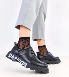 czarne-damskie-polbuty-z-nadrukiem-na-podeszwie-klowis