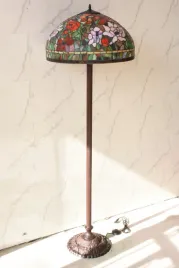 lampa-podlogowa-tiffany-style-lampa-witrazowa-kolorowa-lampka-biuro