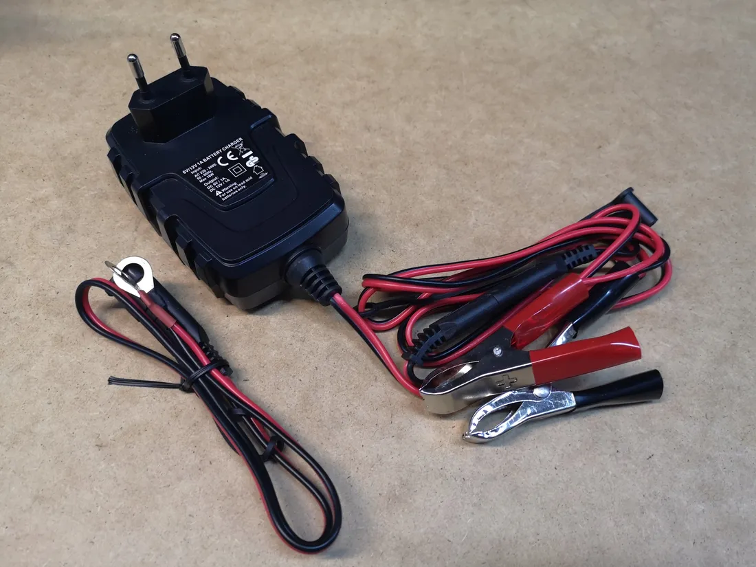 unit-ladowarka-akumulatorow-cyfrowa-6v-12v-10a