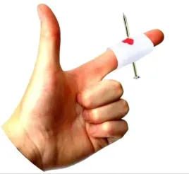 gwozdz-w-palcu-pa065-rana-krew-halloween-wampir