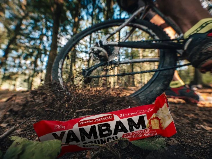 body-attack-baton-yambam-55g-smak-producenta-white-chocolate-raspberry-vanilla