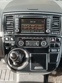 vw-t5-multivan-09-okleiny-dekory-na-deske-panele-kokpitu-carbon-konsola