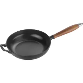 patelnia-zeliwna-z-drewnianym-uchwytem-24-cm-staub