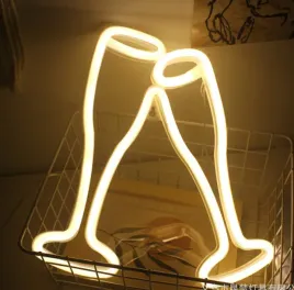 neon-led-baterie-usb-lampka-na-sciane-napis-do-pokoju-brzeczace-szklanki