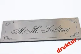 tabliczka-na-drzwi-z-nazwiskiem-grawerowana-11cm