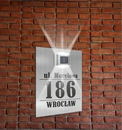 srebrna-tabliczka-adresowa-dibond-oswietlony-numer-domu-30x20-pionowa