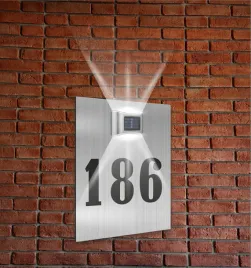 srebrna-tabliczka-adresowa-nierdzewna-oswietlony-numer-domu-30x20-pionowa