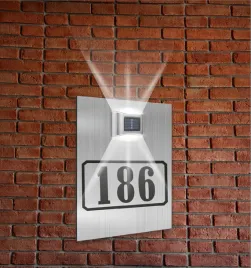 srebrna-tabliczka-adresowa-aluminiowa-oswietlony-numer-domu-30x20-pionowa